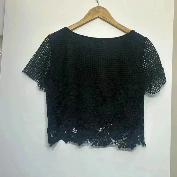 🌹 Lucy Paris Black Floral Lace Crop Top – Parisian Chic Style (Size M) - Picture 5 of 10